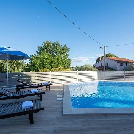 Mariuccia With Private Pool Apartament