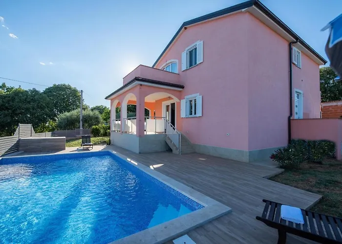 Mariuccia With Private Pool